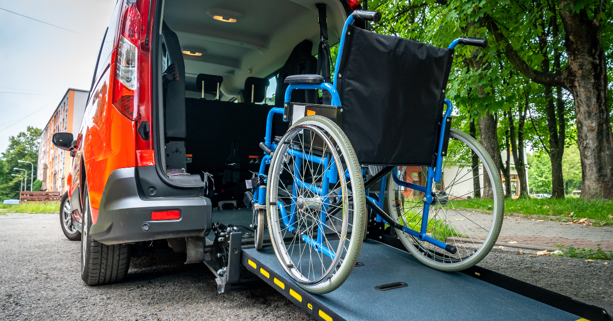 Silla de ruedas en el elevador de una van de transporte médico