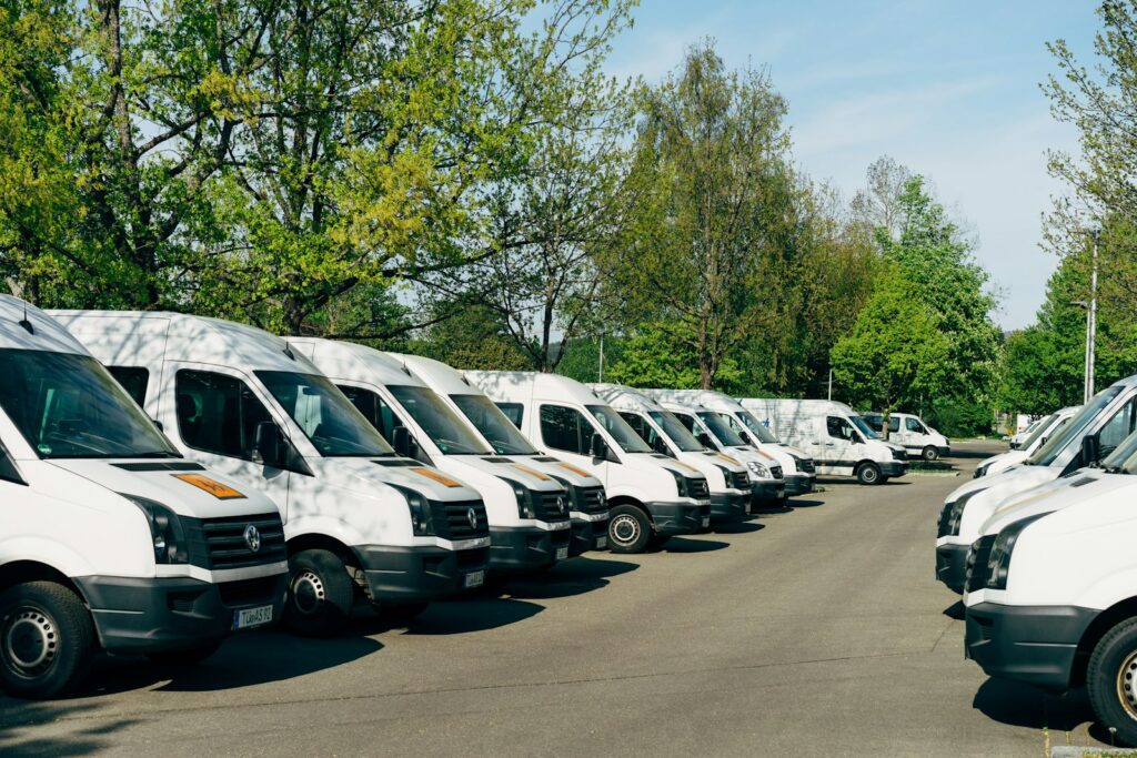 Fila de vans de reparto blancas estacionadas